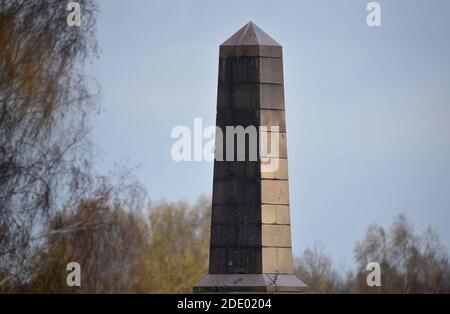 19. November 2020, Brandenburg, Dallgow-Döberitz: Der Obelisk steht am Eingang des Havelparks zur Döberitzer Heide. Kaiser Wilhelm II. Ließ das etwa elf Meter hohe Granitdenkmal 1903 auf dem Hasenheideberg errichten - eine Erinnerung an das große Militärmanöver des preußischen Königs Friedrich II. Bei Spandau mit 44,000 Soldaten. Nach dem Zweiten Weltkrieg übernahm die Rote Armee das Trainingsgelände und damit den Obelisken. Auf dem Sockel befinden sich kyrillische Buchstaben, die an diese Zeit erinnern. Foto: Soeren Sache/dpa-Zentralbild/ZB Stockfoto