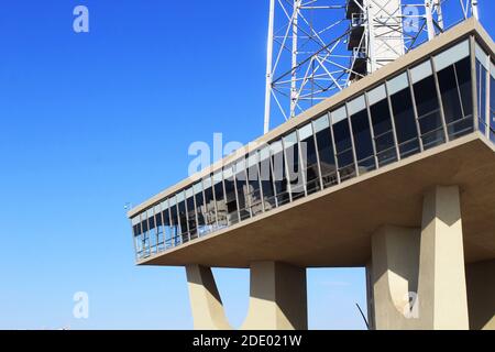 Brasilia, DF, Brasilien - 22. August 2020: Brasilia TV Tower an einem sonnigen Tag. Fernsehturm auf dem Platz des Fernsehturms im Zentrum der Hauptstadt. Stockfoto