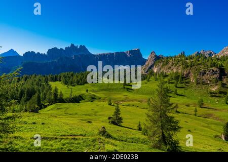 Blick auf die Bergkette Croda Lago mit dem Gipfel Cima d'Ambrizzola und dem Lastoni di Formin Bergmassiv vom Weg zur Nuvolau Hütte, Dolom Stockfoto