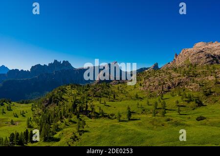 Blick auf die Bergkette Croda Lago mit dem Gipfel Cima d'Ambrizzola und dem Lastoni di Formin Bergmassiv vom Weg zur Nuvolau Hütte, Dolom Stockfoto