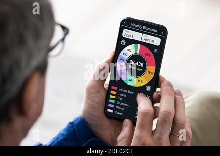 Online-App Zur Budgetverfolgung Auf Dem Mobiltelefon Oder Smartphone Stockfoto