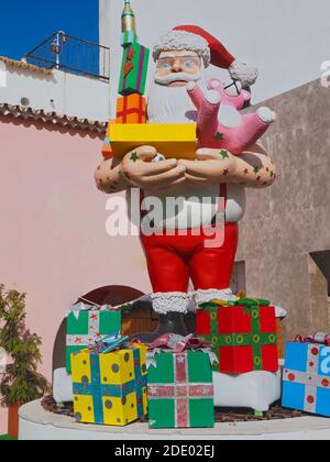 Weihnachten in Portugal - Weihnachtsmann mit Geschenken und Päckchen Stockfoto