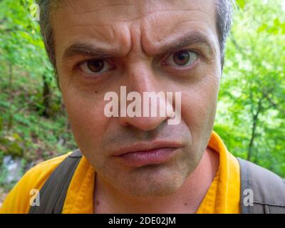 Nahaufnahme ernster Anblick eines erwachsenen ausdrucksstarken Mannes Stockfoto