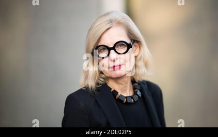 Hamburg, Deutschland. November 2020. Claudia Guderian, Künstlerin, aufgenommen in ihrer Ausstellung 'FacingDeath' in der Galerie Forum Ohlsdorf. Der Künstler hat Masken von Verstorbenen aller Altersgruppen genommen und zeigt sie nun als Bronze-, Gips- oder Betonabgüsse und als großformatige Fotografien. Quelle: Daniel Reinhardt/dpa/Alamy Live News Stockfoto