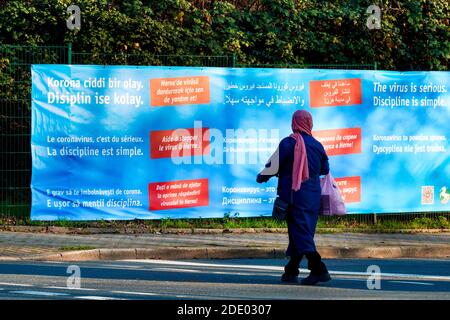 Herne, 27.11.2020: Mit Bannern und Plakaten appellieren Verwaltung und Stadtmarketing wegen der Corona-Pandemie auf die Inhalation des Mindestabstands von 1,50 Meter und das tragen von Mund-Nasen-Schutz zu achten. Appelle hängt außer in Deutsch auch in Englisch, Französisch, Türkisch, Polnisch, Russisch, Rumänisch, Bulgarisch und Arabisch --- Herne, 27. November 2020: Aufgrund der Coronapandemie appellieren Verwaltung und Stadtmarketing mit Transparenten und Plakaten, die Mindestentfernung von 1.50 Metern zu beachten und Mund- und Nasenschutz zu tragen. Appelle sind veröffentlicht in Deutsch, türkisch, arabisch, Stockfoto