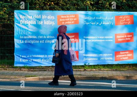 Herne, 27.11.2020: Mit Bannern und Plakaten appellieren Verwaltung und Stadtmarketing wegen der Corona-Pandemie auf die Inhalation des Mindestabstands von 1,50 Meter und das tragen von Mund-Nasen-Schutz zu achten. Appelle hängt außer in Deutsch auch in Englisch, Französisch, Türkisch, Polnisch, Russisch, Rumänisch, Bulgarisch und Arabisch --- Herne, 27. November 2020: Aufgrund der Coronapandemie appellieren Verwaltung und Stadtmarketing mit Transparenten und Plakaten, die Mindestentfernung von 1.50 Metern zu beachten und Mund- und Nasenschutz zu tragen. Appelle sind veröffentlicht in Deutsch, türkisch, arabisch, Stockfoto