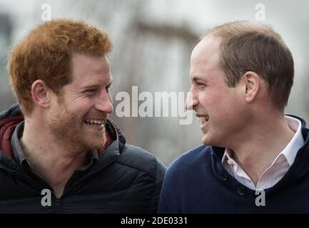 Die königlichen Brüder Prinz Harry und der Herzog von Cambridge nehmen an einem Trainingstag im Queen Elizabeth Olympic Park Teil. London, Großbritannien. Stockfoto