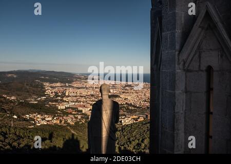 Weitwinkelansicht der Stadt Barcelona (Katalonien, Spanien) und Umgebung von der Dachterrasse der Expiatory Kirche des Heiligen Herzens. Stockfoto