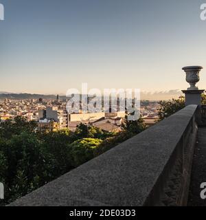 Skyline von Barcelona (Spanien). Ein Blick über die Dächer des El Poble-sec Bezirks und die Wolkenkratzer der modernsten Viertel im Hintergrund. Stockfoto