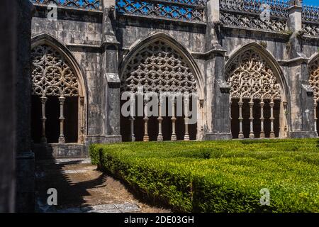 Blick auf die reich dekorativen Bögen im Kreuzgang des Klosters von Batalha, einem Dominikanerkloster in Portugal. Stockfoto