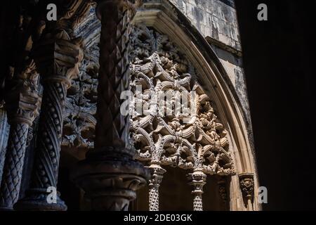 Die beeindruckenden Dekorationen der Bögen im Kreuzgang der Abtei Batalha, einem Dominikanerkloster im Stadtteil Leiria in Portugal Stockfoto