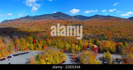 Franconia Notch mit Herbstlaub Panorama Luftaufnahme einschließlich Mount Lafayette und Mount Lincoln in Franconia Notch State Park in White Mountain. Stockfoto