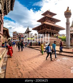 Kathmandu, Nepal - 21. September 2019: Menschen zu Fuß rund um Patan Durbar Square, ein UNESCO-Weltkulturerbe in Nepal. Tempel der Wiederaufbau nach Earthqu Stockfoto