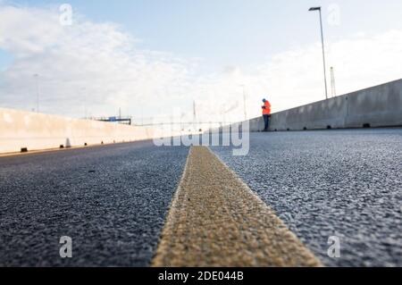 Hamburg, Deutschland. November 2020. Blick auf die Autobahn A7 bei Waltershof auf einen temporär hohen Staudamm mit zwei Fahrspuren. Mit einem symbolischen Spatenstich am Freitag ging der Ausbau der Autobahn A7 südlich des Hamburger Elbtunnels in eine wichtige Phase. Quelle: Daniel Bockwoldt/dpa/Alamy Live News Stockfoto