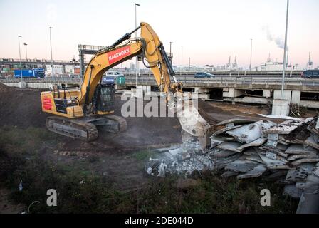 Hamburg, Deutschland. November 2020. Ein Bagger arbeitet an der Autobahn A7 bei Waltershof. Mit einem symbolischen Spatenstich am Freitag ging der Ausbau der Autobahn A7 südlich des Hamburger Elbtunnels in eine wichtige Phase. Quelle: Daniel Bockwoldt/dpa/Alamy Live News Stockfoto