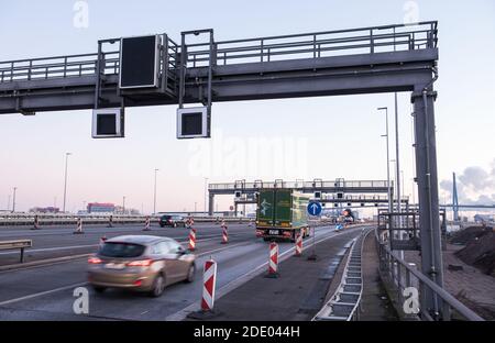 Hamburg, Deutschland. November 2020. Auf der Autobahn A7 bei Waltershof fahren Autos durch eine Baustelle. Mit einem symbolischen Spatenstich am Freitag ging der Ausbau der Autobahn A7 südlich des Hamburger Elbtunnels in eine wichtige Phase. Quelle: Daniel Bockwoldt/dpa/Alamy Live News Stockfoto