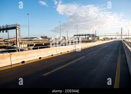 Hamburg, Deutschland. November 2020. Blick auf die Autobahn A7 bei Waltershof auf einen temporär hohen Staudamm mit zwei Fahrspuren. Mit einem symbolischen Spatenstich am Freitag ging der Ausbau der Autobahn A7 südlich des Hamburger Elbtunnels in eine wichtige Phase. (To dpa 'Symbolischer Spatenstich - Erweiterung der A7 geht in wichtige Phase') Quelle: Daniel Bockwoldt/dpa/Alamy Live News Stockfoto