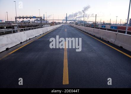 Hamburg, Deutschland. November 2020. Blick auf die Autobahn A7 bei Waltershof auf einen temporär hohen Staudamm mit zwei Fahrspuren. Mit einem symbolischen Spatenstich am Freitag ging der Ausbau der Autobahn A7 südlich des Hamburger Elbtunnels in eine wichtige Phase. Quelle: Daniel Bockwoldt/dpa/Alamy Live News Stockfoto