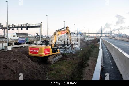 Hamburg, Deutschland. November 2020. Ein Bagger arbeitet an der Autobahn A7 bei Waltershof. Auf der rechten Seite sehen Sie einen neuen temporären hohen Damm mit zwei Spuren. Mit einem symbolischen Spatenstich am Freitag ging der Ausbau der Autobahn A7 südlich des Hamburger Elbtunnels in eine wichtige Phase. Quelle: Daniel Bockwoldt/dpa/Alamy Live News Stockfoto