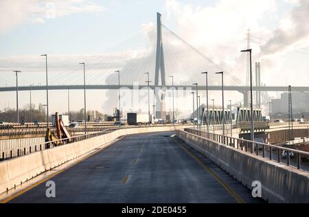 Hamburg, Deutschland. November 2020. Blick auf die Autobahn A7 bei Waltershof auf einen temporär hohen Staudamm mit zwei Fahrspuren. Im Hintergrund ist die Köhlbrandbrücke zu sehen. Mit einem symbolischen Spatenstich am Freitag ging der Ausbau der Autobahn A7 südlich des Hamburger Elbtunnels in eine wichtige Phase. Quelle: Daniel Bockwoldt/dpa/Alamy Live News Stockfoto