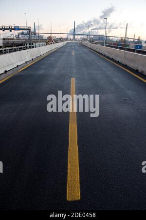 Hamburg, Deutschland. November 2020. Blick auf die Autobahn A7 bei Waltershof auf einen temporär hohen Staudamm mit zwei Fahrspuren. Mit einem symbolischen Spatenstich am Freitag ging der Ausbau der Autobahn A7 südlich des Hamburger Elbtunnels in eine wichtige Phase. Quelle: Daniel Bockwoldt/dpa/Alamy Live News Stockfoto