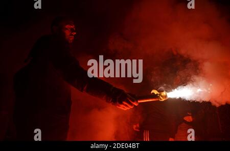 Neapel, Italien. November 2020. Kerzen, Blumen und Pyrobrände, das Gebet und die Erinnerung der Anhänger von Neapel vor dem San Paolo Stadion an Diego Armando Maradonas Tod gestern in Tigre, Stadt neben Buenos Aires, sechzig Jahre alt nach Herzstillstand. (Foto: Pasquale Gargano/Pacific Press/Sipa USA) Quelle: SIPA USA/Alamy Live News Stockfoto