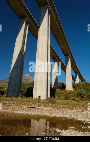 Eine dramatische Porträtansicht einer massiven Straßenbrücke über das Rio Verde-Tal in Andalusien, Südspanien Stockfoto