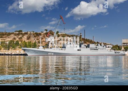 Sewastopol, Russland - 26. September 2020: Fregatte Admiral Grigorowitsch am Pier der Südbucht Sewastopols. Schwarzmeerflotte Russlands. Stockfoto