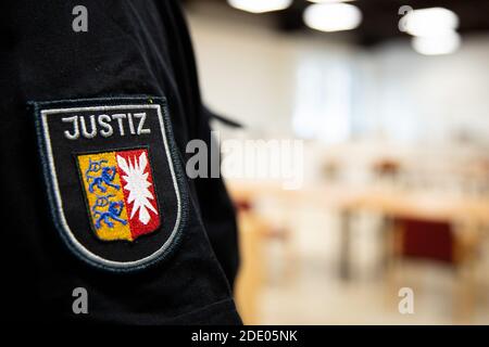 03. November 2020, Schleswig-Holstein, Lübeck: Ein Justizbeamter ist im Jurygerichtssaal - Raum A der Außenstelle des Landgerichts Lübeck zu sehen. Foto: Christian Charisius/dpa Stockfoto