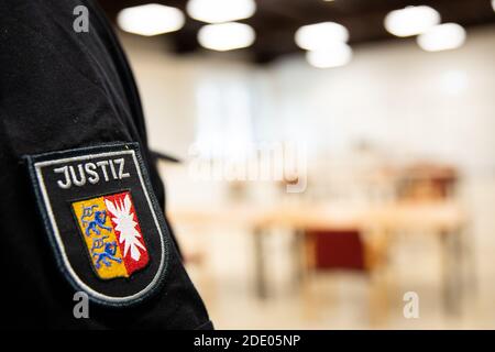 03. November 2020, Schleswig-Holstein, Lübeck: Ein Justizbeamter ist im Jurygerichtssaal - Raum A der Außenstelle des Landgerichts Lübeck zu sehen. Foto: Christian Charisius/dpa Stockfoto