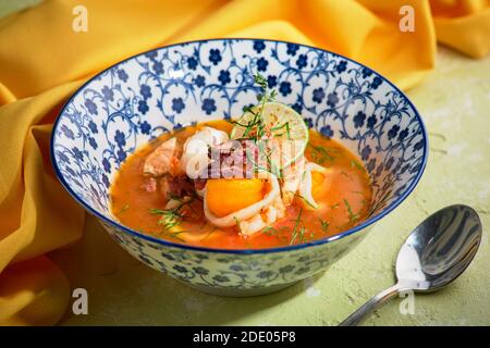 Französische Bouillabaisse Fischsuppe mit Meeresfrüchten, Lachsfilet, Garnelen, reichhaltigem Geschmack, schmackhaftes Abendessen Stockfoto