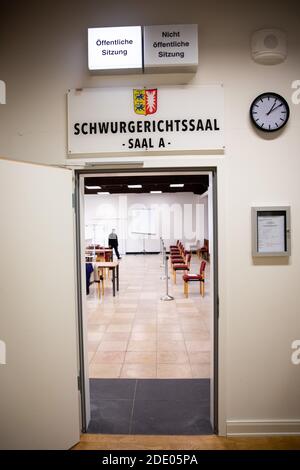 03. November 2020, Schleswig-Holstein, Lübeck: Die Tür zur Halle A der Niederlassung des Landgerichts Lübeck ist geöffnet. Foto: Christian Charisius/dpa Stockfoto