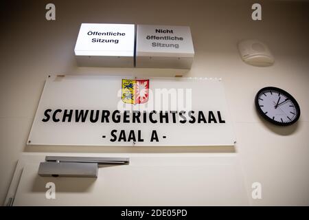 03. November 2020, Schleswig-Holstein, Lübeck: Schilder mit der Aufschrift 'Schwurgerichtssaal , Öffentliche Sitzung' sind über der Tür zu Halle A der Amtsstelle des Landgerichts Lübeck zu sehen. Foto: Christian Charisius/dpa Stockfoto