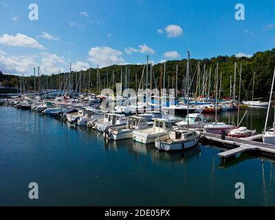 Ausflugsboote im Hafen von Port Rhu in Douarnenez Finisterre Bretagne im Nordwesten Frankreichs. Stockfoto