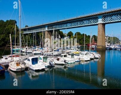 Ausflugsboote und Brücke im Hafen von Port Rhu in Douarnenez Finisterre Bretagne Nordwesten Frankreich. Stockfoto