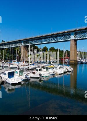 Ausflugsboote und Brücke im Hafen von Port Rhu in Douarnenez Finisterre Bretagne Nordwesten Frankreich. Stockfoto