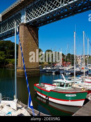 Ausflugsboote und Brücke im Hafen von Port Rhu in Douarnenez Finisterre Bretagne Nordwesten Frankreich. Stockfoto