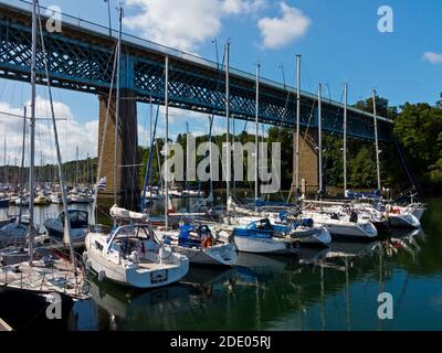 Ausflugsboote und Brücke im Hafen von Port Rhu in Douarnenez Finisterre Bretagne Nordwesten Frankreich. Stockfoto