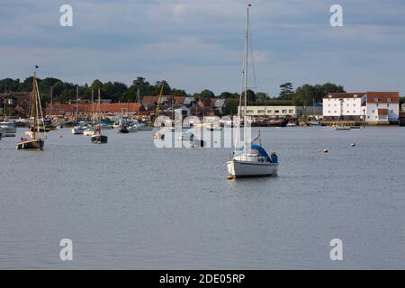 Boote vor Anker in Woodbridge in Suffolk Stockfoto