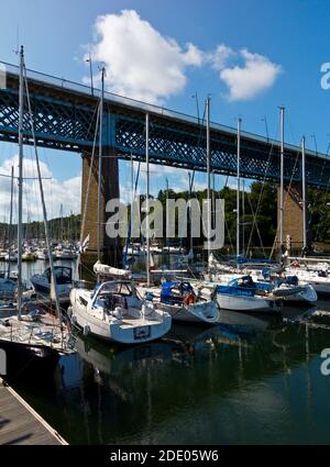 Ausflugsboote und Brücke im Hafen von Port Rhu in Douarnenez Finisterre Bretagne Nordwesten Frankreich. Stockfoto