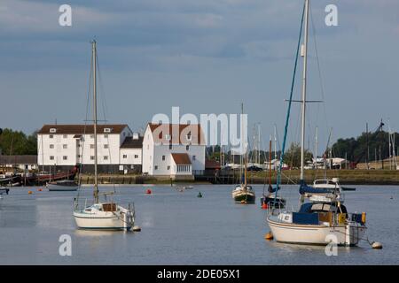 Boote im Hafen bei Woodbridge in Suffolk festgemacht, mit Woodbridge Tide Mill im Hintergrund Stockfoto