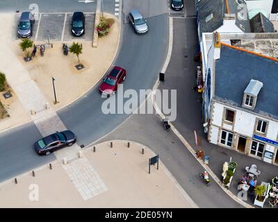 Luftaufnahme einer Kreuzung mit Radfahrern und Autos Neben einem Straßencafé in Penmarc'h Finisterre Bretagne Frankreich Stockfoto
