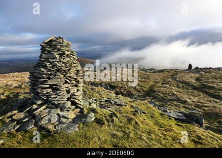 Cairns auf Artlecrag Hike mit dem View Mist, der über den Berg von High Howes in Richtung Selside Pike, Lake District, Cumbria, Großbritannien, hinwegfegen kann Stockfoto