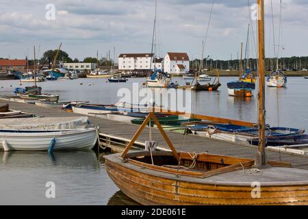 Boote im Hafen bei Woodbridge in Suffolk, England, mit der Gezeitenmühle im Hintergrund Stockfoto