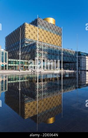 Die neue Bibliothek von Birmingham spiegelt sich in einem Wasserspiegel Pool in Centenary Square, Birmingham, Großbritannien Stockfoto