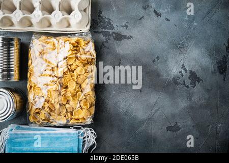 Set von Lebensmitteln. Lebensmittelversorgung. Donation, Coronavirus und Quarantänekonzept, Draufsicht mit Kopierraum, auf grauem Hintergrund Stockfoto