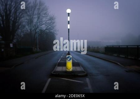 Eine neblige atmosphärische Straße in Bingham, Nottinghamshire Stockfoto