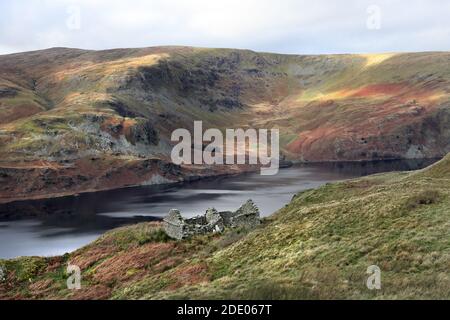 Ruined Building in der Nähe der Old Corpse Road und der Blick über Haweswater in Richtung High Raise, Mardale, Lake District, Cumbria, Großbritannien, Stockfoto