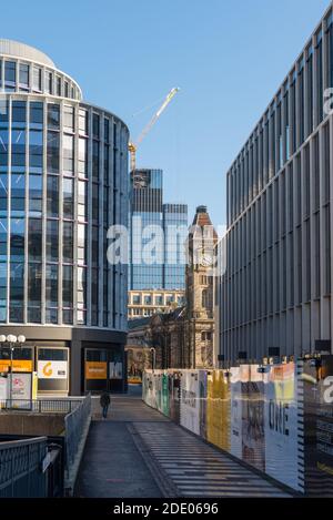 Blick auf den Centenary Way auf neue Gebäude, einen Centenary Way, einen Chamberlain Square und zwei Chamberlain Square im Stadtzentrum von Birmingham Stockfoto
