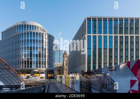 Blick auf den Centenary Way auf neue Gebäude, einen Centenary Way, einen Chamberlain Square und zwei Chamberlain Square im Stadtzentrum von Birmingham Stockfoto